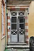 Dubourg : porte dans la cour.