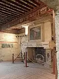 La cheminée de la chambre dorée.
