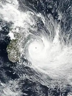 Image satellite du cyclone Dumazile à son maximum d'intensité.