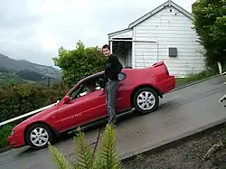 Voiture stationnée avec piéton.