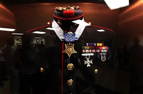 L'uniforme de Dunham exposé à bord de l'USS Jason Dunham&nbsp;(en)