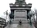 Vue d'une face du socle