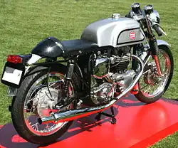 Une Dunstall Norton&nbsp;(en) Dominator de 1965 exposée au Quail Motorsports Gathering de 2010.