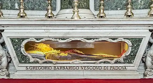 Le corps embaumé du saint.