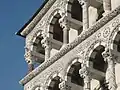 Détail de la façade en marbre sculpté et marqueté de la cathédrale de Lucques. Style roman italien, XIIe-XIIIe&nbsp;siècle.