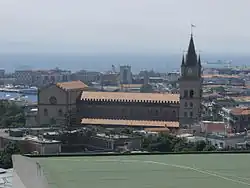 La cathédrale dans la ville.