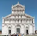 Façade finement marqueté de la cathédrale de Pise, toute en marbre. Style roman italien du XIe-XIIe&nbsp;siècle. (Détails visibles en agrandissant la photo.)