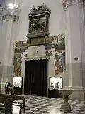 Envers de la façade avec le monument à Daniele Antonini.