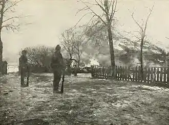 « Pacification » : l'armée brûlant la ferme d'un paysan rebelle en Géorgie, 1908.