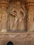 Narasimha, troisième niche face Sud en partant du porche, face externe du mur entourant le déambulatoire. Cette position correspond symétriquement sur la face Sud à celle de Varaha, sur la face Nord