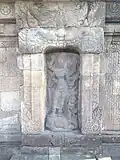 Statue de Durga dans une niche au nord du temple de Sambisari.