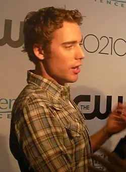 Dustin Milligan interprète Ethan Ward