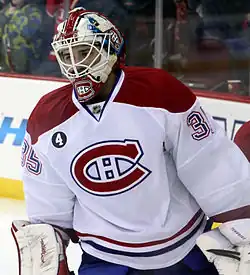 Photographie de Dustin Tokarski avec le maillot blanc des Canadiens de Montréal