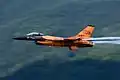 F-16 de la patrouille en figure unique.