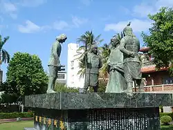 Statues représentant Koxinga et l'émissaire hollandais située aux tours de Chihkan, qui ont été érigées sur l'ancien site du Fort Provintia.