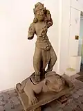 Dvarapala d'Indrapura dans le style de Dong Duong, Champa, Vietnam (fin IXe ou début Xe siècle).