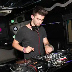 Description de l'image Dyro REVEALED bus party 3 (cropped).png.