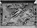 Un des côtés du piédestal de la colonne d'Antonin le Pieux à Rome ; photographie publiée dans l'article « Roman Art » de l'Encyclopædia Britannica, 1911, vol. 23, p. 480.
