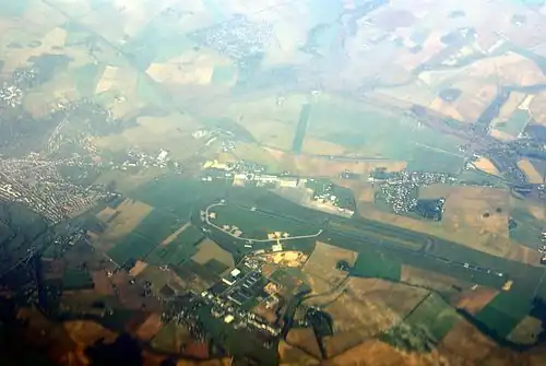 Vue aérienne de l'aéroport en 2005.