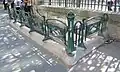 Photographie en couleur d'une bouche de métro sans portique et déserte