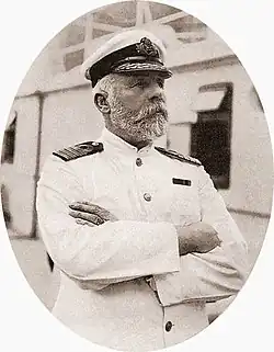photographie d'Edward Smith posant en uniforme sur la passerelle d'un navire