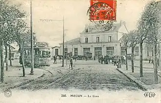 Devant la gare.