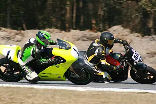 En moto routière.