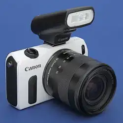 Description de l'image EOS M weiss Frontal mit Speedlite 90EX.jpg.