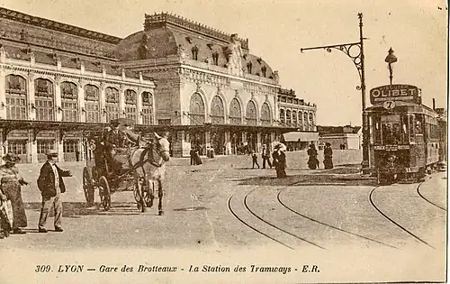 L'arrivée  du tramway, devant l'ancienne gare de chemin de fer des Brotteaux.