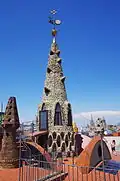 Lanterne, au-dessus de l'escalier d'accès à la terrasse, surmontée d'un soleil, d'une chauve-souris girouette et d'une croix grecque.