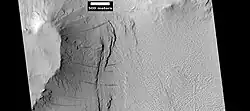 Un petit cratère à piédestal situé à l'intérieur du cratère Tikhonravov, dans le Quadrangle d'Arabia.