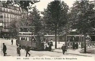 Au tout début du XXe&nbsp;siècle, alors qu'elle était desservie par les tramways de la CGO. On y distingue bien l'édicule Guimard de l'entrée de la station du métro.