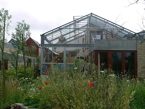 Une partie des habitations récentes sont littéralement construites dans des serres