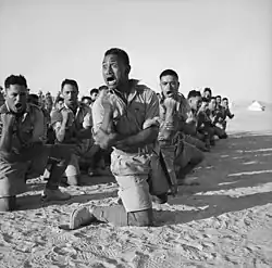 Haka effectué par les soldats du bataillon Maori&nbsp;(en) de l'armée néo-zélandaise lors de la Seconde Guerre mondiale