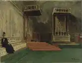 Femme habillée en noir assise sur un banc à gauche du tableau dans une grande pièce. Elle tient des lorgnons (?) et au fond deux imposantes cathèdres avec sur l'une d'elles une descente en tissu orangé.