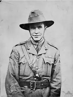 Portrait informel en gros plan d'un homme en uniforme militaire.