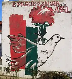 Photo d'une colombe et d'un œillet dessinés sur un mur.