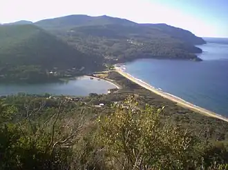 Vue de l'Eaglehawk Neck depuis la presqu'île Tasman au sud en direction de la presqu'île Forestier au nord.