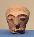 Masque, terre cuite à reliefs, creux, env. demi taille humaine : H. 15,5&nbsp;cm, L. 13,5&nbsp;cm. Jōmon Ancien, 5000-2500.
