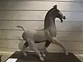 Grand cheval au trot. Terre cuite, H. 135 cm. Art funéraire Han de l'Est (25-220). Sichuan.