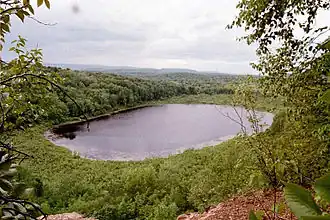Vue sur Snake Pond depuis une des crêtes d'East Mountain