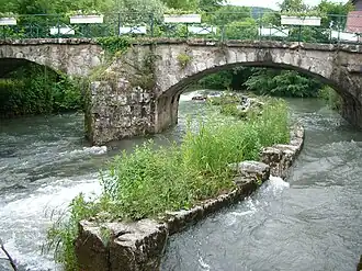 L'Eau Morte à Verthier dont le cours est entravé par la pile d'un pont et les restes d'un canal de dérivation d'un moulin à eau.