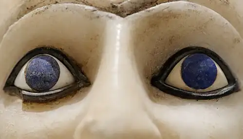 Iris en lapis-lazuli, 2500 ans av. J.-C., Statue d'Ebih-Il, musée du Louvre, Paris