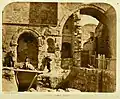 Restes des deux arches, fouilles 1864. La plus petite (à gauche) a ensuite été intégrée à la basilique.