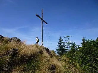 La croix sommitale.