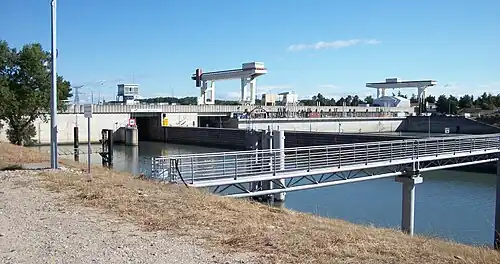 Écluse et barrage de Caderousse, vus de l'aval.