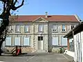 Ancienne école maternelle place Charles-de-Gaulle devenue aujourd'hui centre de loisirs.