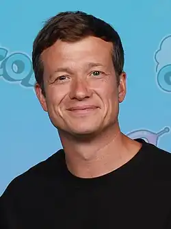 Ed Speleers interprète Rhys.