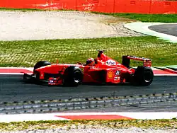 Photo d'une monoplace rouge en piste