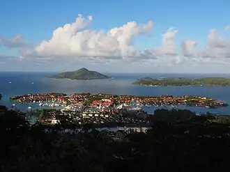 Vue générale sur Eden Island avec en arrière-plan île Sainte-Anne (à gauche) et l'île au Cerf.